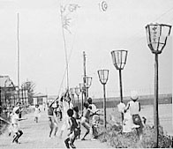 古川堤防で遊ぶ、ふんどし姿の子供達