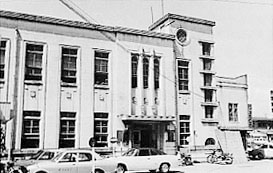 2階に事務所が置かれた加古川駅前の日本運送の建物